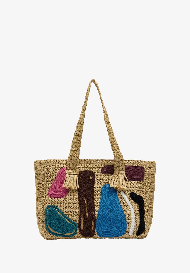 Torebka z plecionego słomy z kolorowymi, abstrakcyjnymi aplikacjami w odcieniach różu, brązu, niebieskiego, czerni i bieli, z dodatkiem frędzli.