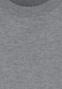 Pull gris avec un col rond, une texture lisse et un tissu tricoté doux. Ne comporte aucun motif ni accent supplémentaire.