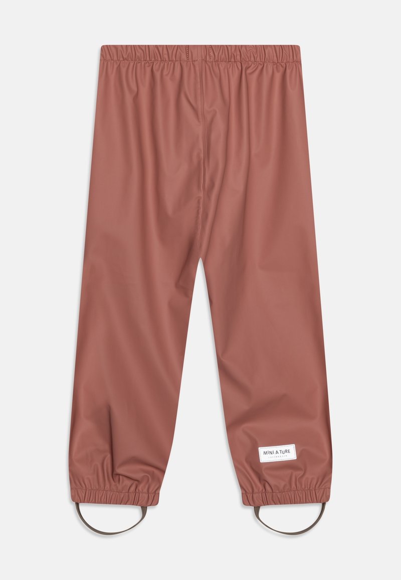 Voděodolné dětské kalhoty v růžové barvě s elastickým pasem a smyčkami na kotnících. Hladký povrch, minimální branding na lemu.