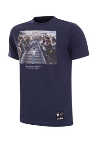 Marineblauwe katoenen T-shirt met een fotografische print aan de voorkant, die een menigte toont, en een klein zwart logopatch aan de onderrand.