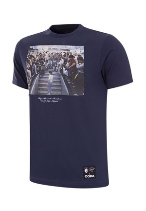 Marineblauwe katoenen T-shirt met een fotografische print aan de voorkant, die een menigte toont, en een klein zwart logopatch aan de onderrand.