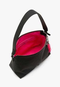 Borsa nera con chiusura a zip e interno rosa. Presenta un'unica tracolla e un piccolo dettaglio con nappina. Texture liscia.