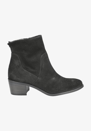Schwarze Wildleder-Ankle Boots mit abgerundetem Zeh, leicht geneigtem Absatz und einem schlanken Design mit seitlichen Akzenten.