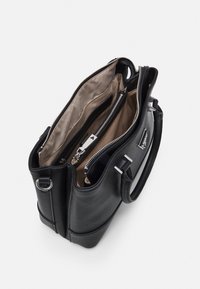 Borsa nera in tessuto con doppie cerniere, un ampio interno, fodera beige, scomparti multipli e dettagli in metallo argentato.