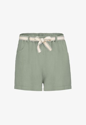 Lichtgroene shorts met hoge taille, een elastische tailleband en een witte stoffen ceintuur met zwarte stiksels, voorzien van steekzakken aan de voorkant.