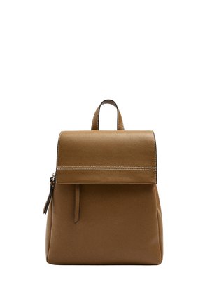 Brązowy skórzany plecak z górnym uchwytem, zamknięciem na klapę i widocznym białym przeszyciem na klapie na białym tle.