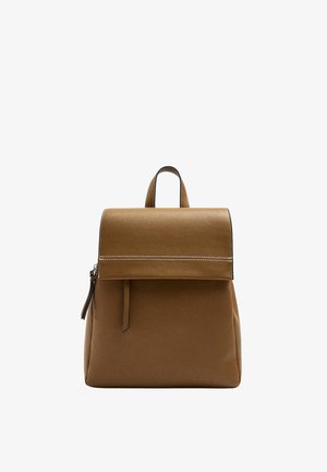 Brązowy skórzany plecak z górnym uchwytem, zamknięciem na klapę i widocznym białym przeszyciem na klapie na białym tle.