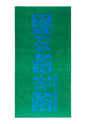 Groene handdoek met vijf blauwe bloemmotieven verticaal gerangschikt en het woord "BILLABONG" in blauwe letters in de rechterbenedenhoek.
