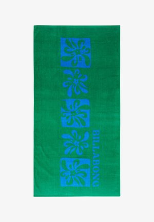 Serviette verte avec cinq motifs floraux bleus disposés verticalement et le mot « BILLABONG » en texte bleu dans le coin inférieur droit.