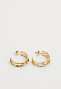 Boucles d'oreilles en or avec un design texturé, présentant des accents en corde et une pierre claire centrale. Fermeture à clip pour un port sécurisé.