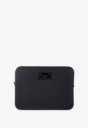 Borsa rettangolare nera con esterno texturizzato, dotata di una piastra con logo in metallo. Superficie liscia, bordi arrotondati e chiusura con cerniera.