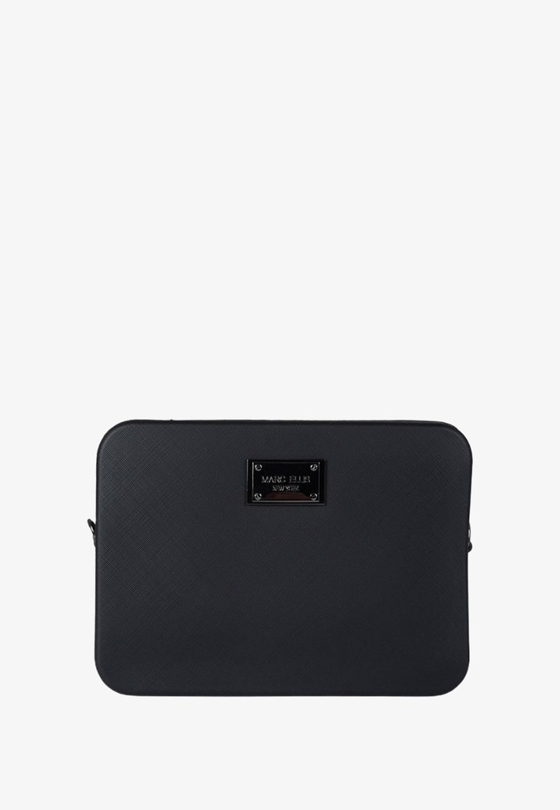 Borsa rettangolare nera con esterno texturizzato, dotata di una piastra con logo in metallo. Superficie liscia, bordi arrotondati e chiusura con cerniera.