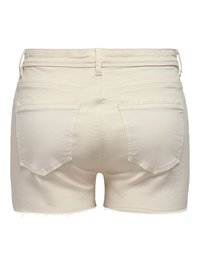 Short en denim beige aux ourlets effilochés, avec deux poches arrière et des passants pour ceinture, présenté sur fond blanc.