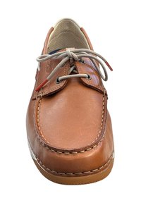 Bruine leren boot schoen met ronde neus, contrasterende beige stiksels en lichtgrijze veters. Heeft een gepolsterde rand en een gestructureerde zool.