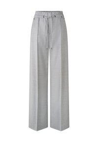 Pantalons larges gris clair avec une taille élastique et un cordon de serrage. Le tissu présente une texture subtile, avec des poches latérales et des accents métalliques.