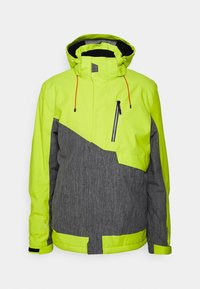 Veste d'hiver haute visibilité avec panneaux jaune néon et gris, capuche ajustable avec cordons orange, poche zippée sur la poitrine et bandes velcro au poignet.