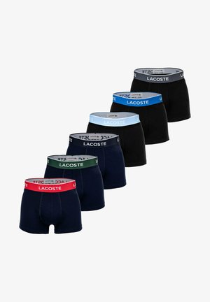 Fem par Lacoste herrboxershorts, växlande mellan svart och marinblå, med märkta midjeband i röd, grön, marinblå, ljusblå och grå.
