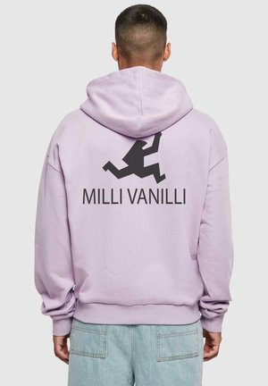Lilla hættetrøje med en stor sort løbende figur og "MILLI VANILLI" trykt på ryggen. Har ribstrikkede manchetter og kant.