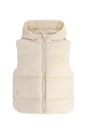Kremowa pikowana kamizelka bez rękawów z kapturem, zamkiem błyskawicznym z przodu i dwoma kieszeniami na zatrzaski.