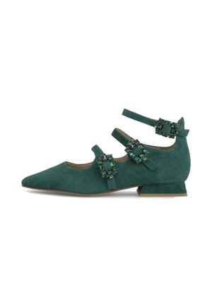 Scarpa verde in suede, a punta con tacco basso a blocco. Presenta tre cinturini con dettagli di pietre preziose verdi decorative. Texture liscia.