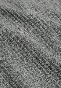 Rūpīgi austs pelēks audums ar dažādiem toņiem, ar smalku rakstu. Virsma izskatās mīksta un austs, piemērota apģērbam vai mēbelēm.