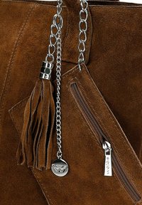 Borsa in suede marrone con catena in argento, dettagli in frange e tasca con zip dotata di zip pull marchiata.