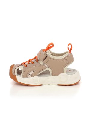 Sandalino per bambini beige e bianco con punta aperta, pannelli in mesh, accenti arancioni, cinturino regolabile e suola in gomma testurizzata.