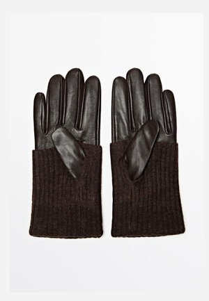 Braune, gerippte Strickhandschuhe mit Lederakzenten, die eine enge Passform und verlängerte Bündchen aufweisen, entworfen für Wärme und Geschicklichkeit.