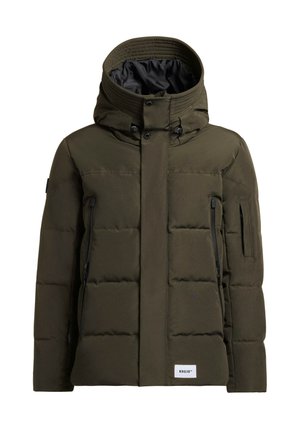 Oliivinvihreä puffatakki, jossa on korkea kaulus ja huppu, varustettuna vetoketjullisilla sivutaskuilla ja logopatchilla alahelassa. Pehmeä, eristetty kangas.