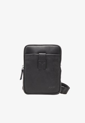 Svart lær crossover bag med glidelås, justerbar stropp, lomme foran og preget logo-detalj. Glatt tekstur og minimalistisk design.