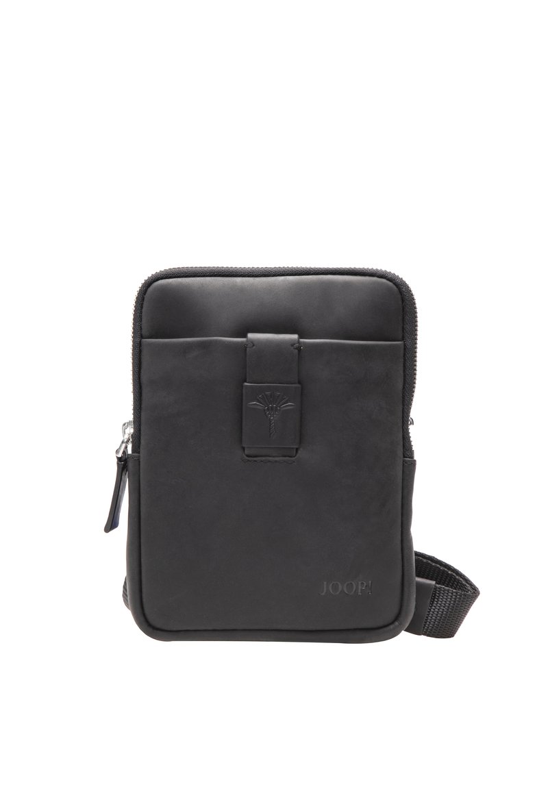 Borsa a tracolla nera in pelle con chiusura a zip, tracolla regolabile, tasca anteriore e dettaglio logo impresso. Texture liscia e design minimale.