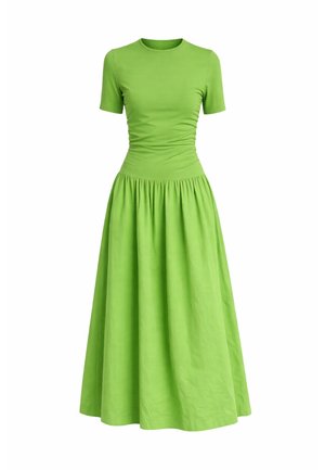 Φωτεινό πράσινο φόρεμα με κοντά μανίκια, εφαρμοστό στήθος με ρυτιδώσεις και φούστα σε πλήρες μήκος με πιέτες σε λευκό φόντο.