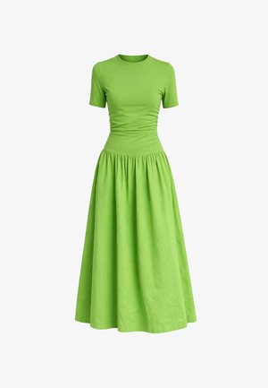 Φωτεινό πράσινο φόρεμα με κοντά μανίκια, εφαρμοστό στήθος με ρυτιδώσεις και φούστα σε πλήρες μήκος με πιέτες σε λευκό φόντο.