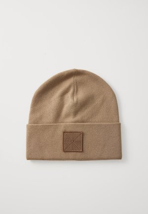Bruine gebreide beanie met een omgeslagen rand, voorzien van een gestructureerde, rechthoekige logo patch. Zacht, rekbaar materiaal met een gladde afwerking.