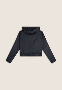 Chaqueta negra corta hecha de un tejido suave y ligero. Presenta una capucha, puños elásticos y dobladillo, con un diseño sencillo y sin acentos adicionales.