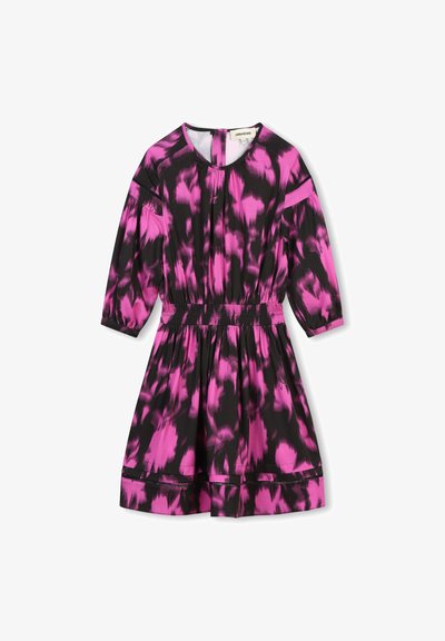 Robe tie-dye noire et rose avec des manches trois-quarts, une taille élastique et une jupe froncée. Tissu lisse avec un col rond.