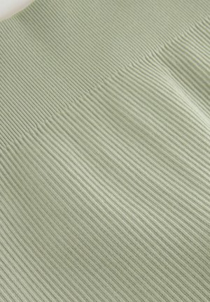 Hellgrüner, gerippter Stoff mit glatter Textur, der horizontale Streifen aufweist. Der Stoff wirkt weich und flexibel.