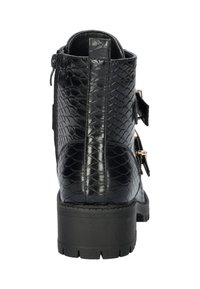 Zwarte enkelboot met gestructureerd leer, dikke hak, zijrits en decoratieve gespen aan de buitenkant.