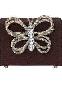 Czerwona torebka z brokatem, ozdobiona srebrnym metalowym akcentem w kształcie kokardy, z przezroczystymi, sercowymi cyrkoniami na środku oraz srebrnymi stopkami.