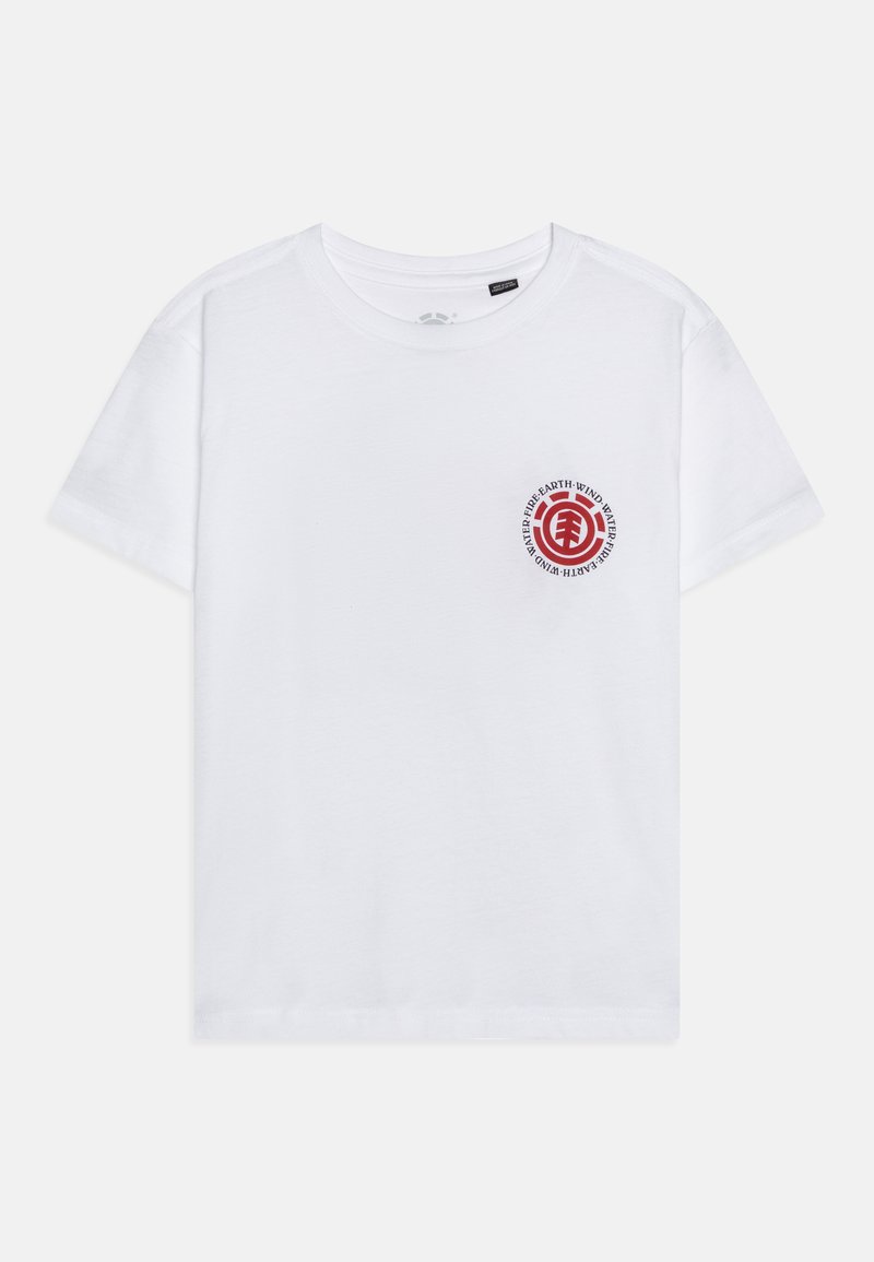 Balta medvilninė marškinėliai trumpomis rankovėmis, apvalia iškirpte ir raudonu apvaliu logotipu kairiajame krūtinės pusėje. Paprastas, nepuošnus dizainas.