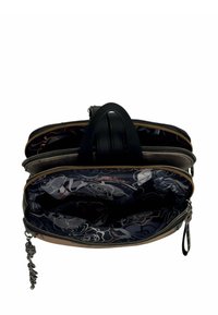 Borsa in pelle nera con due scomparti con cerniera, con fodera interna decorata e un charm decorativo attaccato alla cerniera.