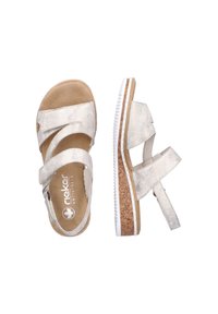 Srebrne sandały z syntetycznego materiału z wieloma paskami, wyściełanym korkowym wkładem i teksturowaną białą podeszwą. Dołączony regulowany pasek na piętę.