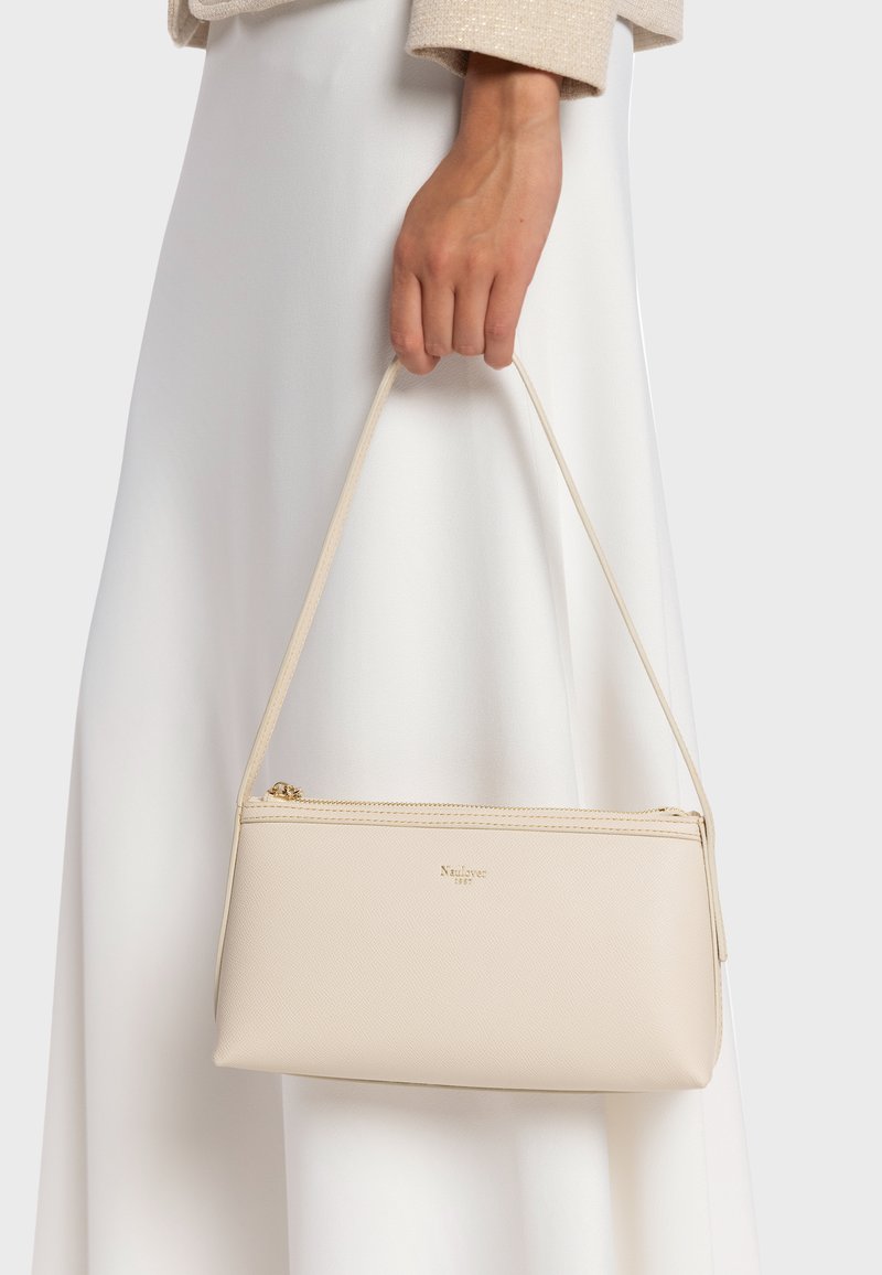 Sac à main beige zippé au design fin, en matière texturée, avec une bandoulière et un petit logo embossé à l'avant.