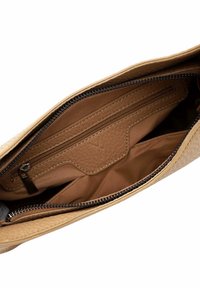 Vaaleanruskea nahkalaukku, jossa on vetoketjukiinnitys, sisällä tasku ja teksturoitu pinta. Vuorattu vastakkaisella vaaleanruskealla kankaalla.