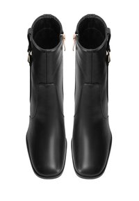 Stivaletti neri realizzati in pelle liscia, con punta quadrata, cerniere laterali e dettagli di cucitura minimal per un design elegante.