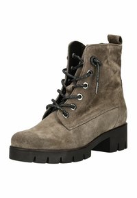 Bruine suede enkelboots met zwarte veters, ronde neus en dikke zwarte hak. Voorzien van zilverkleurige oogjes en een lus aan de achterkant.