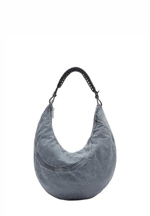 Miękka torebka w kształcie półksiężyca z wyblakłego niebieskiego dżinsu z krótkim czarnym plecionym uchwytem i widocznymi detalami przeszyć.