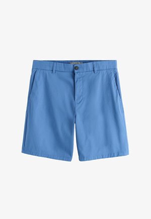 Modré pánske šortky strednej dĺžky s predným gombíkom, zipsom, pútkami na opasok a bočnými vreckami na bielom pozadí.