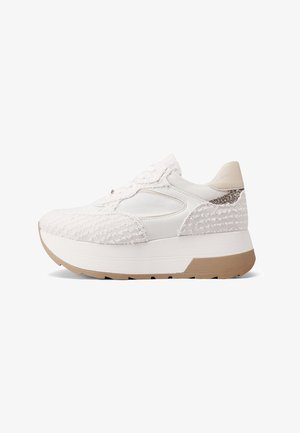 Sneakers bianchi con tessuto texturizzato, pannelli in rete e una suola sollevata e di supporto. Presentano accenti dorati e un design minimalista.