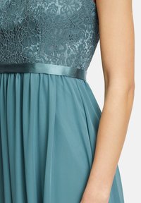 Vera Mont COCKTAIL MIT SPITZE - Maxiklänning - eucalyptus green